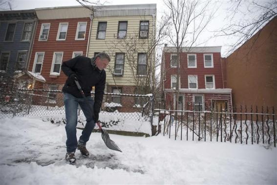 Đông Bắc nước Mỹ chuẩn bị đón đợt rét kỷ lục - 1 Thị trưởng thành phố New York Bill de Blasio dọn tuyết trước cửa nhà riêng ở Brooklyn.