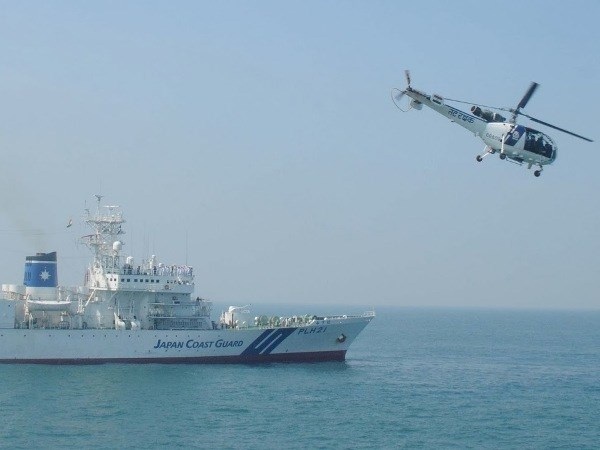 Máy bay lên thẳng của Ấn Độ cất cánh từ tàu sân bay Mizhuho của Nhật Bản trong cuộc tập trận.