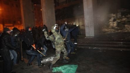 Ukraine: Chính phủ mất quyền kiểm soát ở 14/25 tỉnh - 1 Người biểu tình và cảnh sát tiếp tục đụng độ ở thủ đô Kiev.