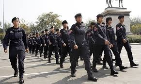 Cảnh sát Thái Lan trước giờ ra quân.