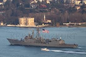 Tàu chiến Mỹ rẽ sóng tới Biển Đen - 1 Tàu USS Mount Whitney của Mỹ băng qua eo biển Bosphorus hôm 4/2 vừa qua.