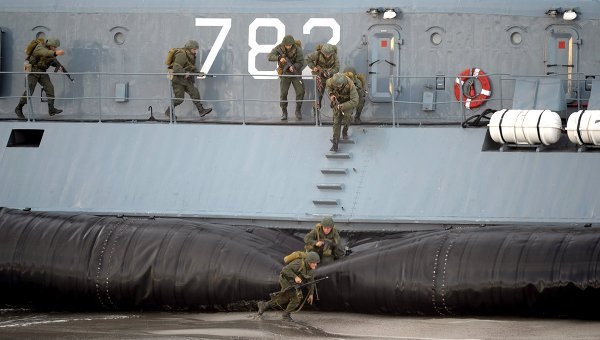 Hải quân Nga diễn tập quy mô lớn tại Kaliningrad - 1 Các binh sĩ Nga tham
gia một cuộc diễn tập ở Kaliningrad.