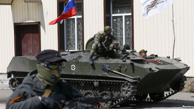 Ukraine mất khả năng kiểm soát miền Đông - 1 Các xe thiết giáp lăn bánh vào thành phố Slaviansk nhưng sau đó đều đầu hàng lực lượng thân Nga.
