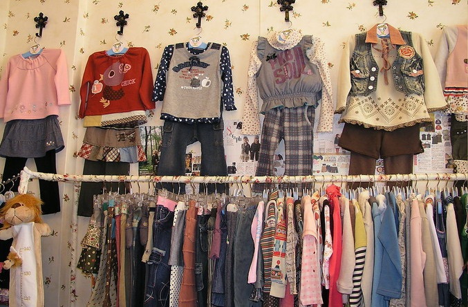 Rất nhiều quần áo trẻ em bày bán ở Quảng Châu không đạt tiêu chuẩn an toàn.