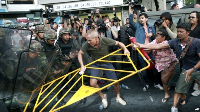 Quân đội Thái Lan bác bỏ khả năng bầu cử sớm - 1 Đụng độ giữa binh sĩ và người biểu tình xảy ra thường xuyên ở thủ đô Bangkok.