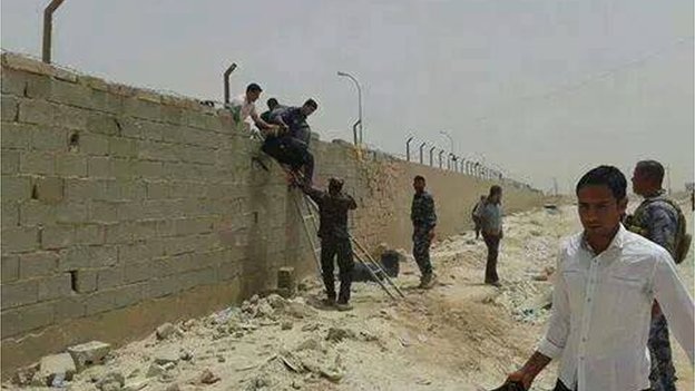 Iraq: Các tay súng bắt cóc hàng trăm sinh viên - 2 Các sinh viên trèo tường trốn ra
ngoài.