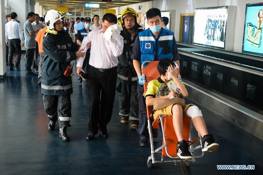 Đội cứu hộ khẩn trương sơ tán người bị thương lên bờ.