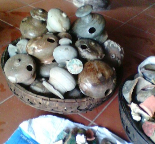Đào móng xây thành chùa phát hiện nhiều bình gốm sứ nghi cổ vật - 1 Đào móng xây thành chùa phát hiện nhiều bình gốm sứ nghi cổ vật - 1