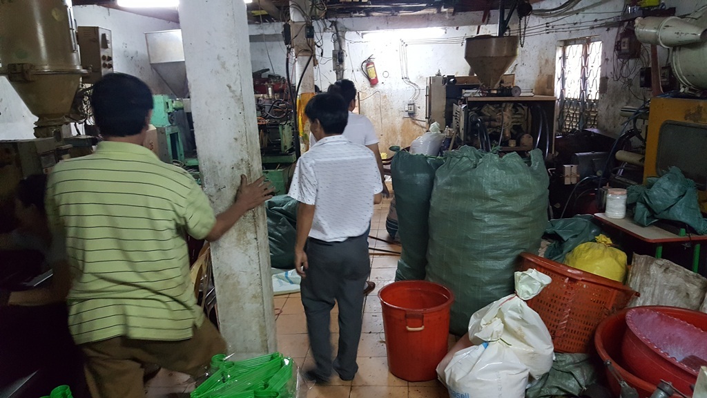 TP Huế: Cơ sở nhựa tồn tại hơn 10 năm trong khu dân cư gây bức xúc - Ảnh 1. TP Huế: Cơ sở nhựa tồn tại hơn 10 năm trong khu dân cư gây bức xúc - Ảnh 1.