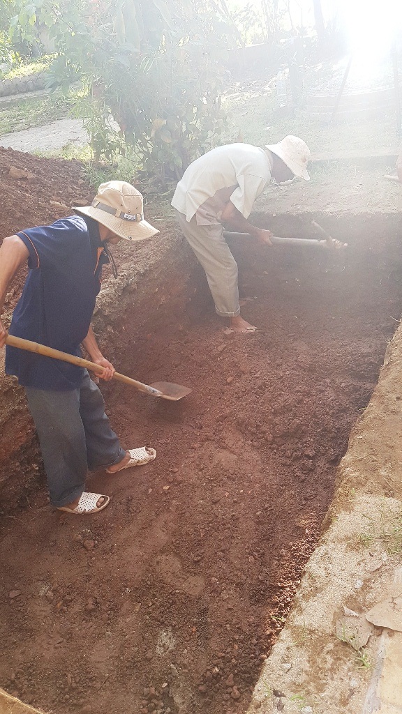 Đào được các mảnh gạch, sành sứ, tiền xu... tại 3 hố khảo cổ tìm lăng mộ Vua Quang Trung - 14 Công việc đào hố được tiến hành nhanh chóng nhưng thận trọng