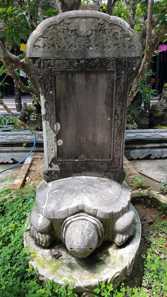 Kỳ 4: Ly kỳ câu chuyện đi tìm dấu tích Cung điện Đan Dương - 28 Con rùa đội bia ở sân trước chùa Thuyền Lâm