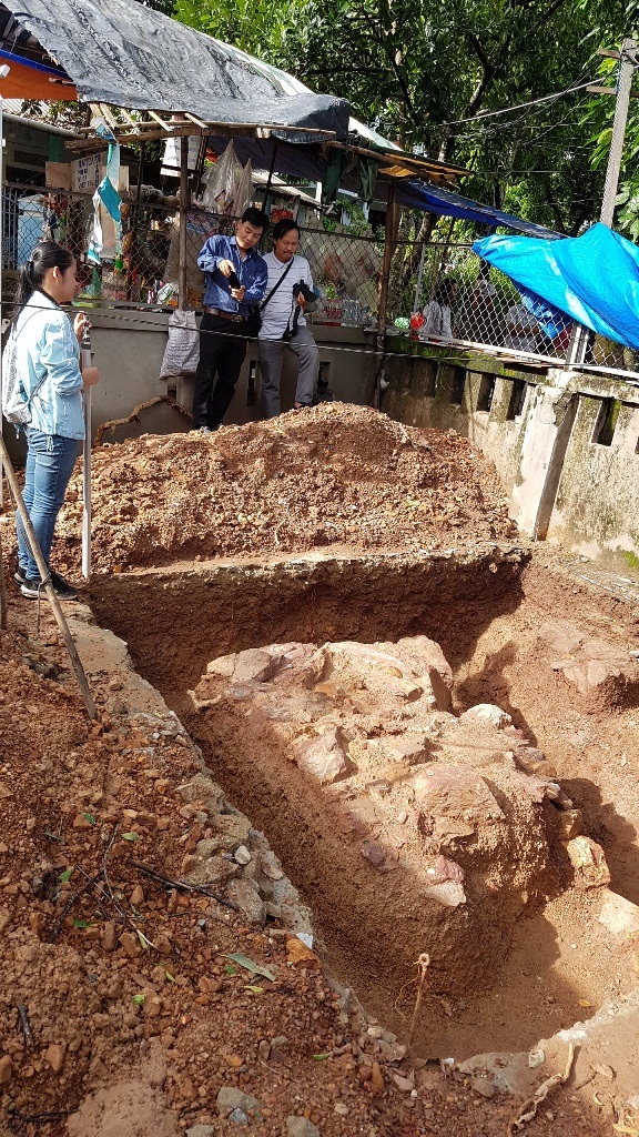 Dấu vết một nền kiến trúc rộng lớn xuất hiện sau đợt khảo cổ dấu tích tại Huế - 4 Dấu vết hố số 5 có 1 nền đá
