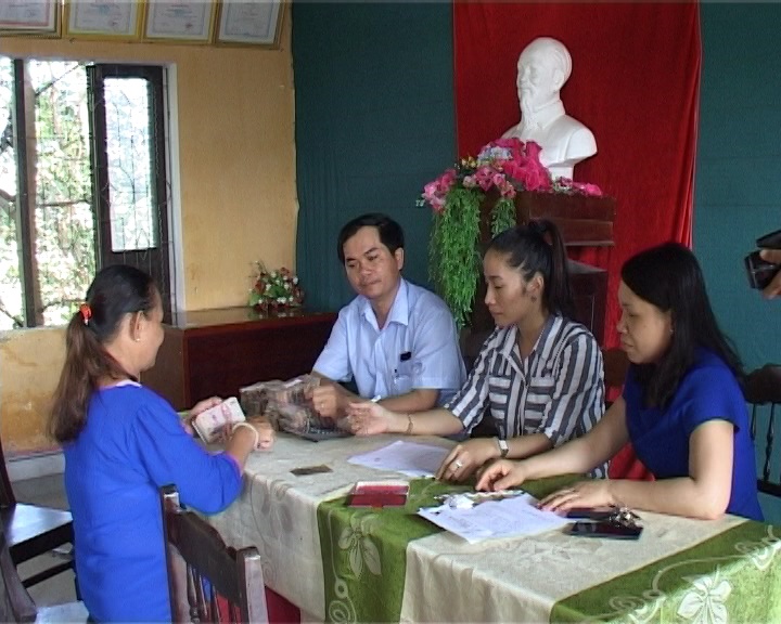 Thừa Thiên Huế bắt đầu chi trả tiền bồi thường cho ngư dân - 1 UBND xã Lộc Điền, huyện Phú Lộc bắt đầu cấp phát tiền bồi thường cho ngư dân. Đây là nơi sớm nhất tỉnh Thừa Thiên Huế chi trả cho bà con