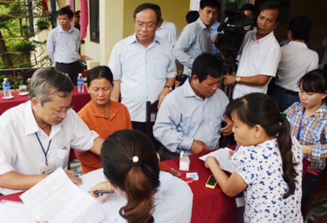 Thừa Thiên Huế đã chi trả 40 tỷ đồng tiền đền bù của Formosa - 1 Ông Nguyễn Văn Cao, Chủ tịch UBND tỉnh Thừa Thiên Huế (đứng, đeo kính) đi kiểm tra công tác chi trả tiền bồi thường sự cố Formosa cho người dân (ảnh: Cổng thông tin UBND tỉnh Thừa Thiên Huế)