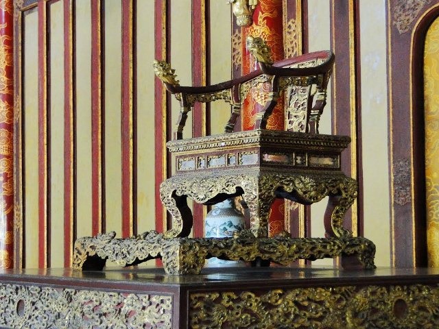 Ngai vàng Huế ở Điện Thái Hòa được bảo vệ rất cẩn mật, và cấm chụp ảnh toàn bộ nội thất Điện Thái Hòa (ảnh: Trung tâm Bảo tồn Di tích Cố đô Huế cung cấp)