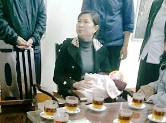 Bé trai sơ sinh bị bỏ rơi trong ngày giá rét - 1
Bé trai bị bỏ rơi đang được chăm sóc cẩn thận