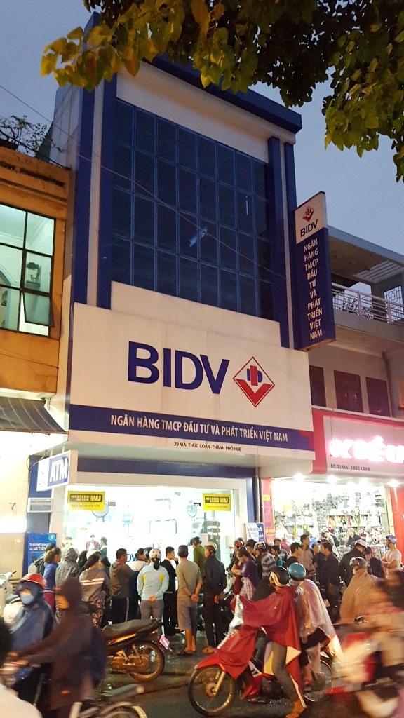 Nhiều bi sắt vương vãi tại hiện trường vụ nổ súng, cướp ngân hàng táo tợn - 3 Người dân vây quanh xem