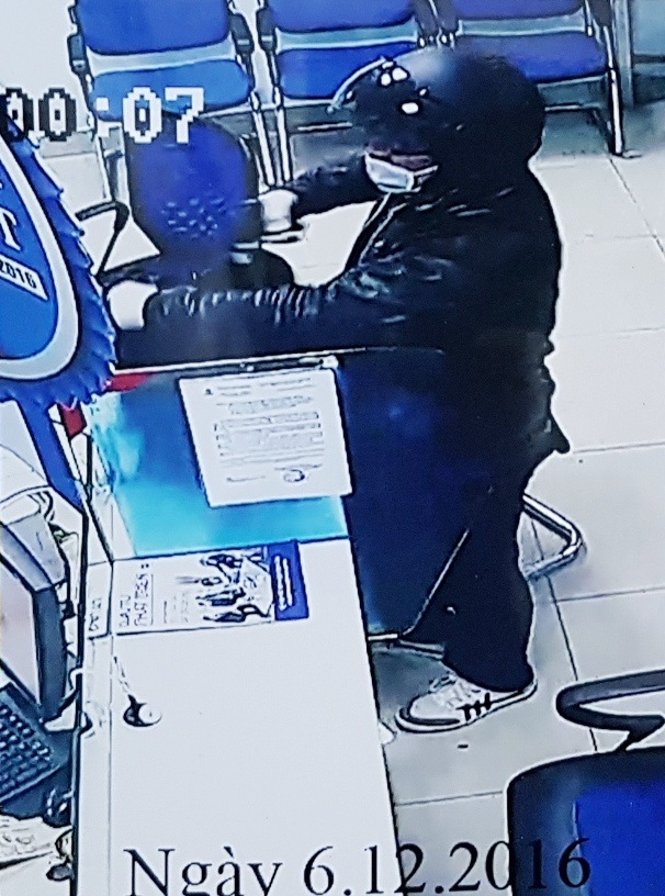 Vụ cướp ngân hàng ở Huế: Tìm thấy tang vật gây án vứt tại chợ - 5
Hình ảnh tên cướp trong camera được trích xuất