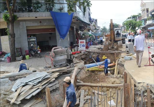 Chủ tịch TP Huế mong dân thông cảm vì dự án nước ảnh hưởng đời sống - 1 Dự án cải thiện môi trường nước đang tiến hành ngổn ngang tại TP Huế (ảnh: Tâm Huệ)