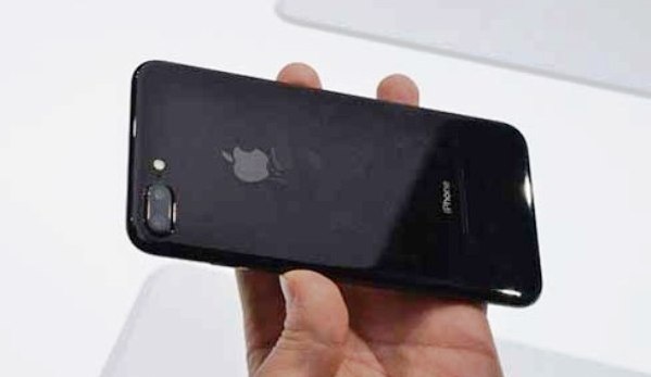 
Chiếc điện thoại di động iPhone 7 plus được thu giữ lại được nhờ bật dịch vụ định vị tìm kiếm (ảnh: Cơ quan công an cung cấp)
