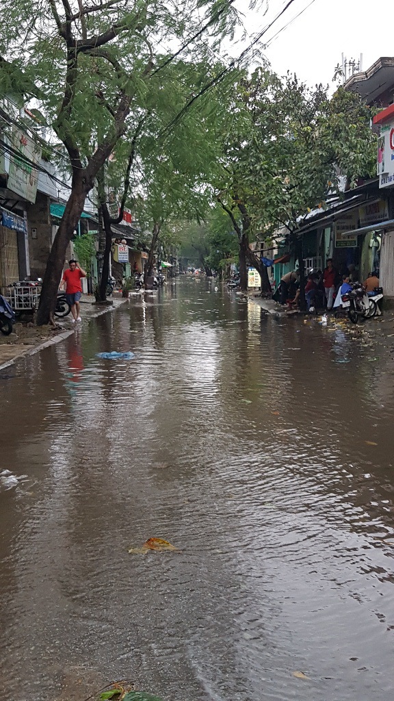 Nước sông Hương tràn bờ, đường phố TP.Huế ngập lụt - 16 Đường Lê Thánh Tôn