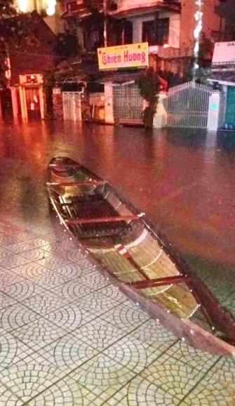 Một khách sạn đường Trần Quang Khải ở phố Tây bỏ ghe ngay trước cửa để dành chở khách nước ngoài thích ngắm lụt (ảnh chụp đêm 15/12/2016: Sỹ Toàn)