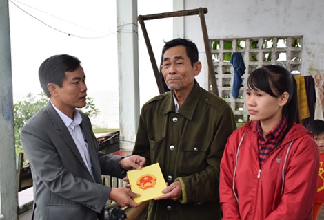 Khen thưởng cụ ông 73 tuổi liều mình cứu nữ sinh trong lũ - 1
Phó Chủ tịch UBND tỉnh Thừa Thiên Huế - Nguyễn Văn Phương (bên trái) trao thưởng nóng cho ông Nguyễn Thanh Phước (giữa). Đứng kế bên là nữ sinh được cứu sống Nguyễn Thị Thúy Hằng.