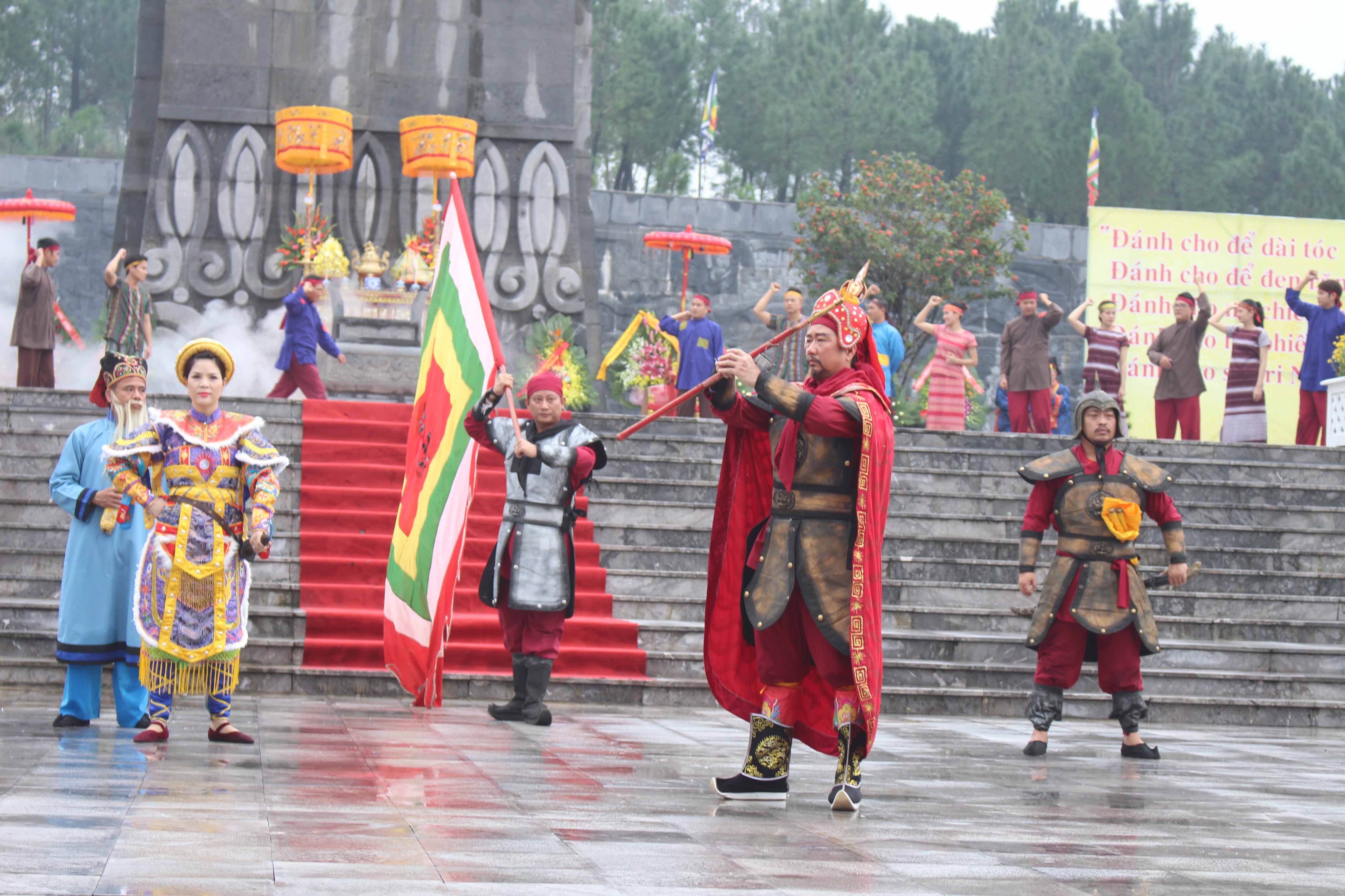 Hình tượng vua Quang Trung tiến xuống khán đài trước khi xuất binh