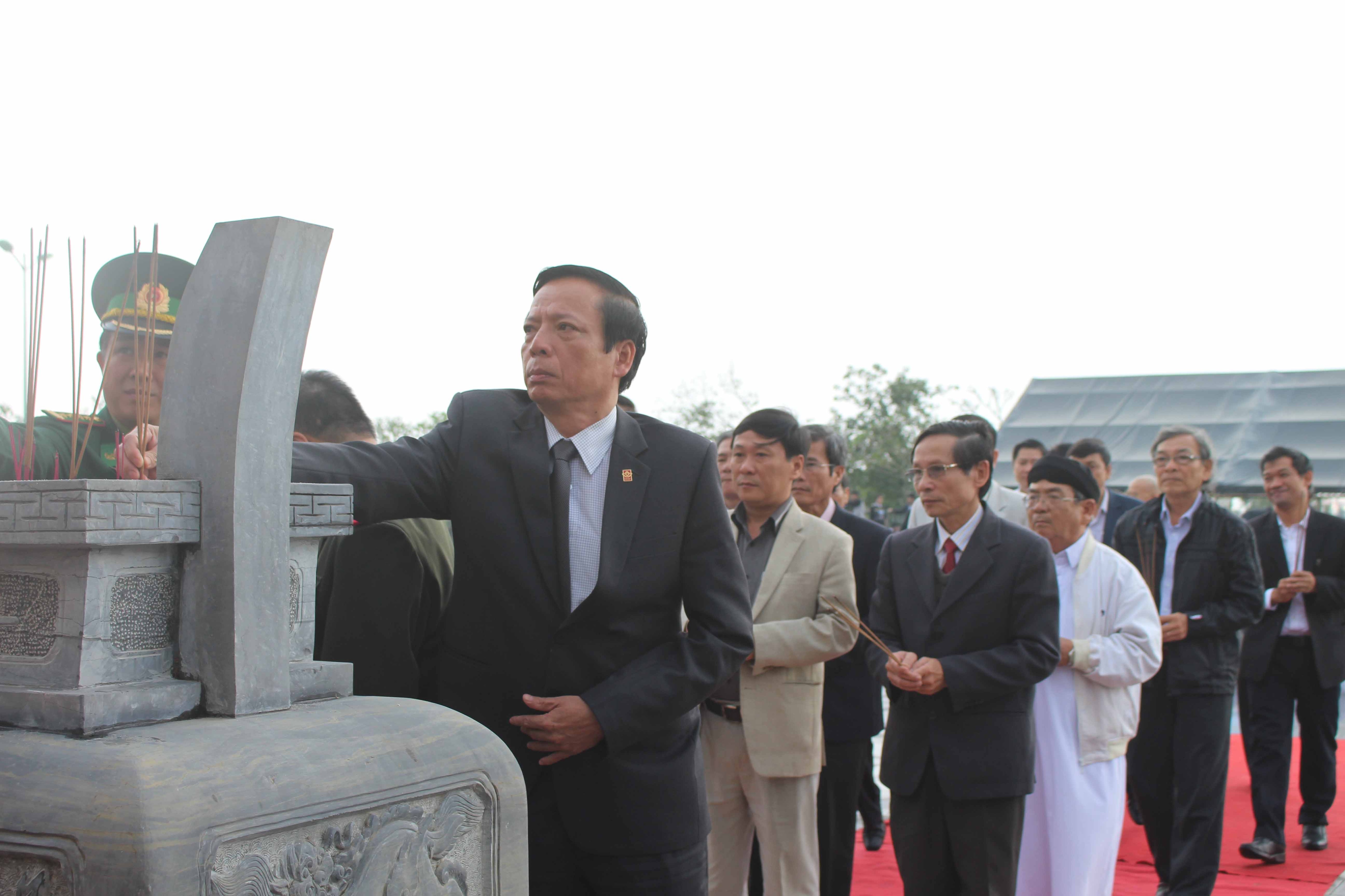 Lãnh đạo tỉnh, các sở ban ngành đến dâng hương