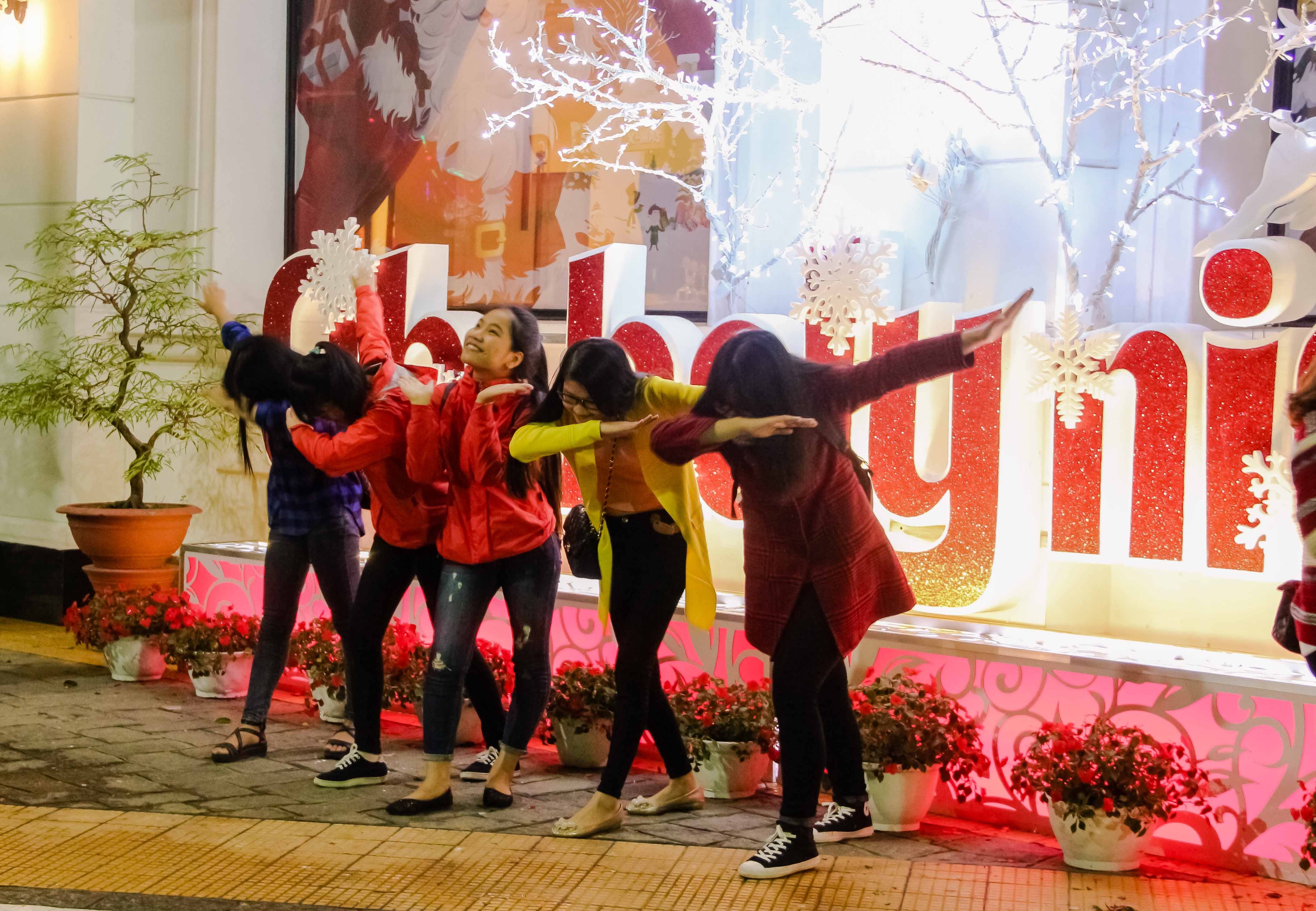 
Các bạn trẻ hào hứng chụp ảnh đón Giáng sinh
