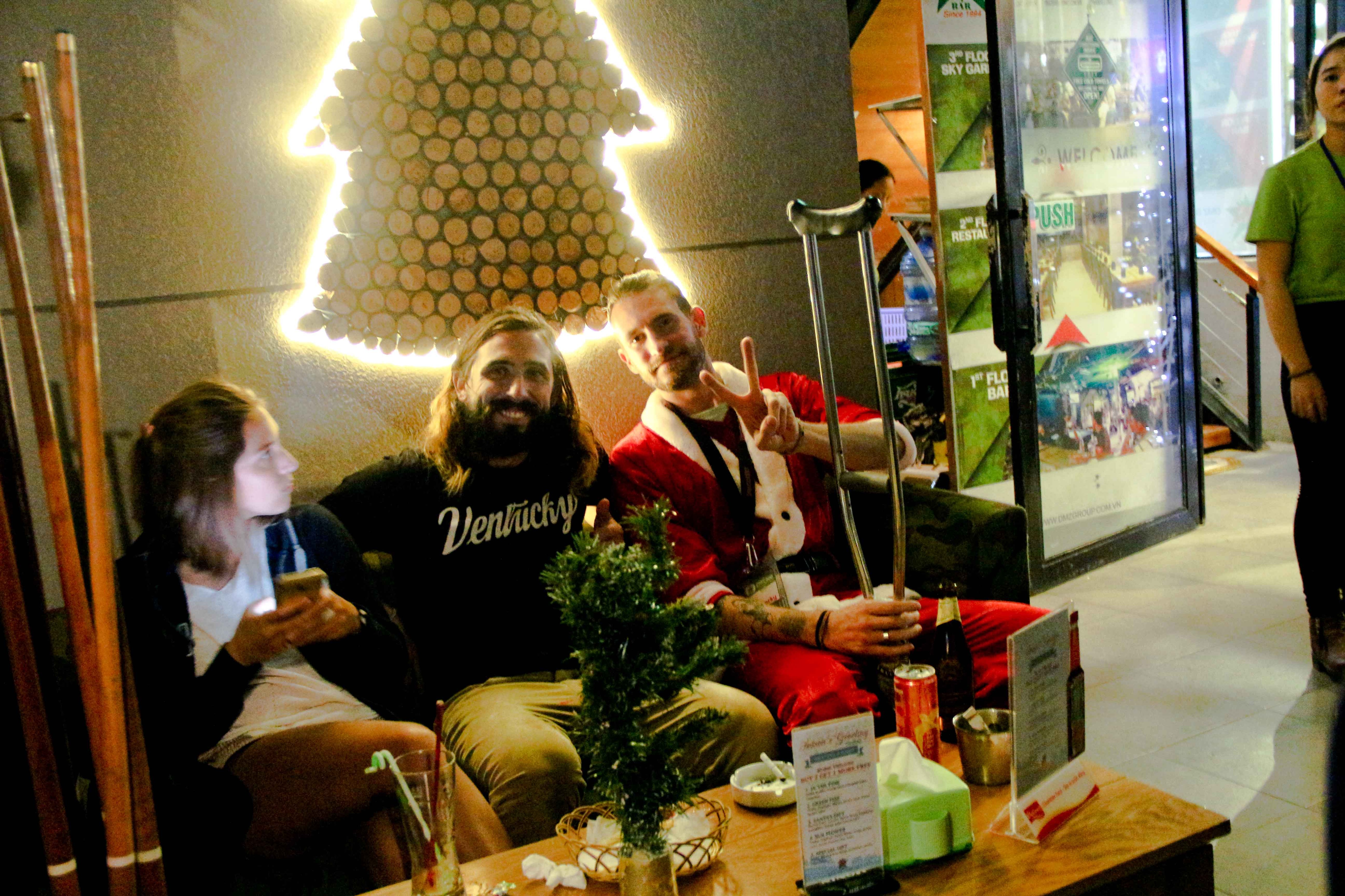 Nhiều khách Tây vẫn hào hứng tại lễ hội quen thuộc ở nơi đất khách xa quê