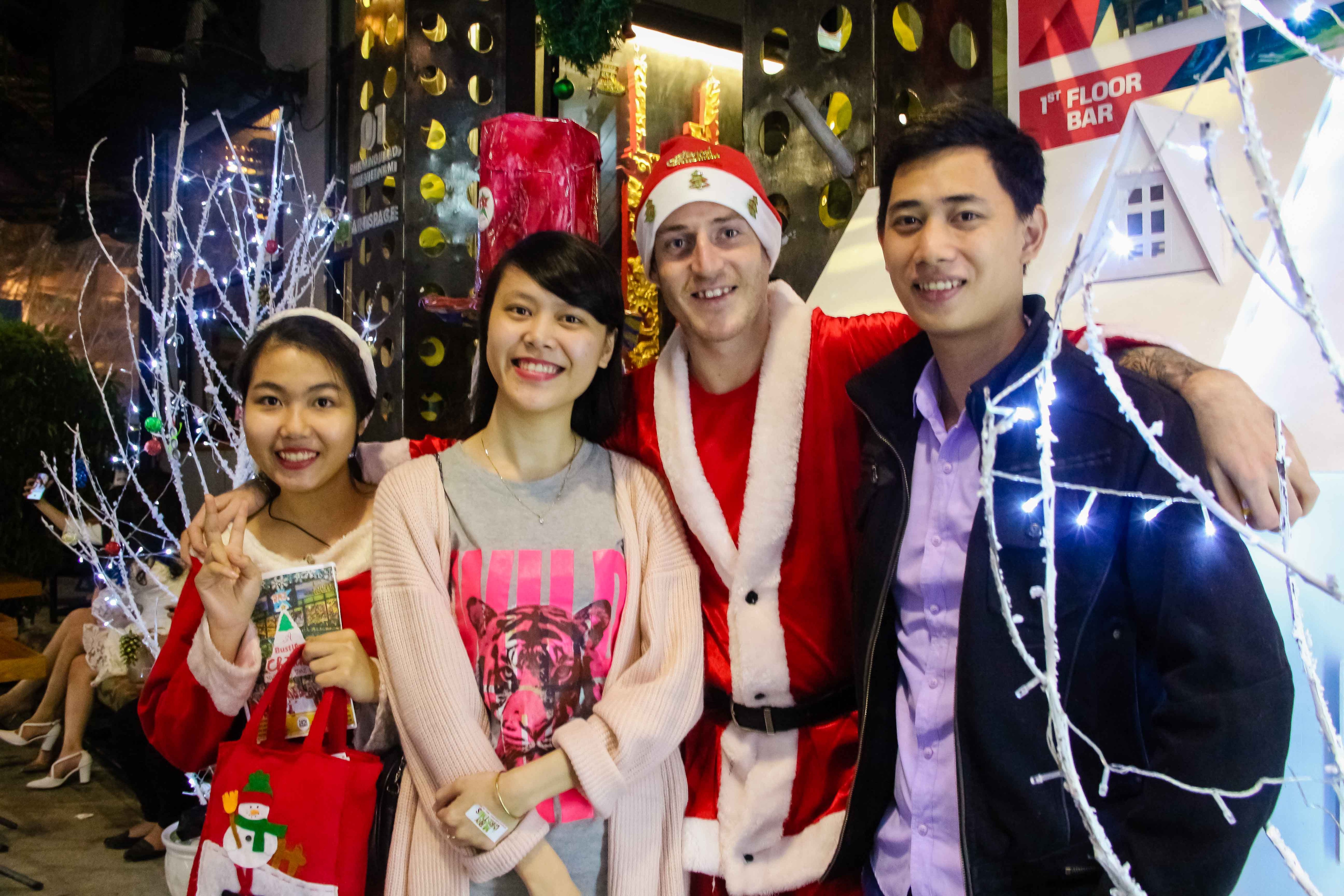 Chụp ảnh lưu niệm cùng ông, bà già Noel ở phố Tây