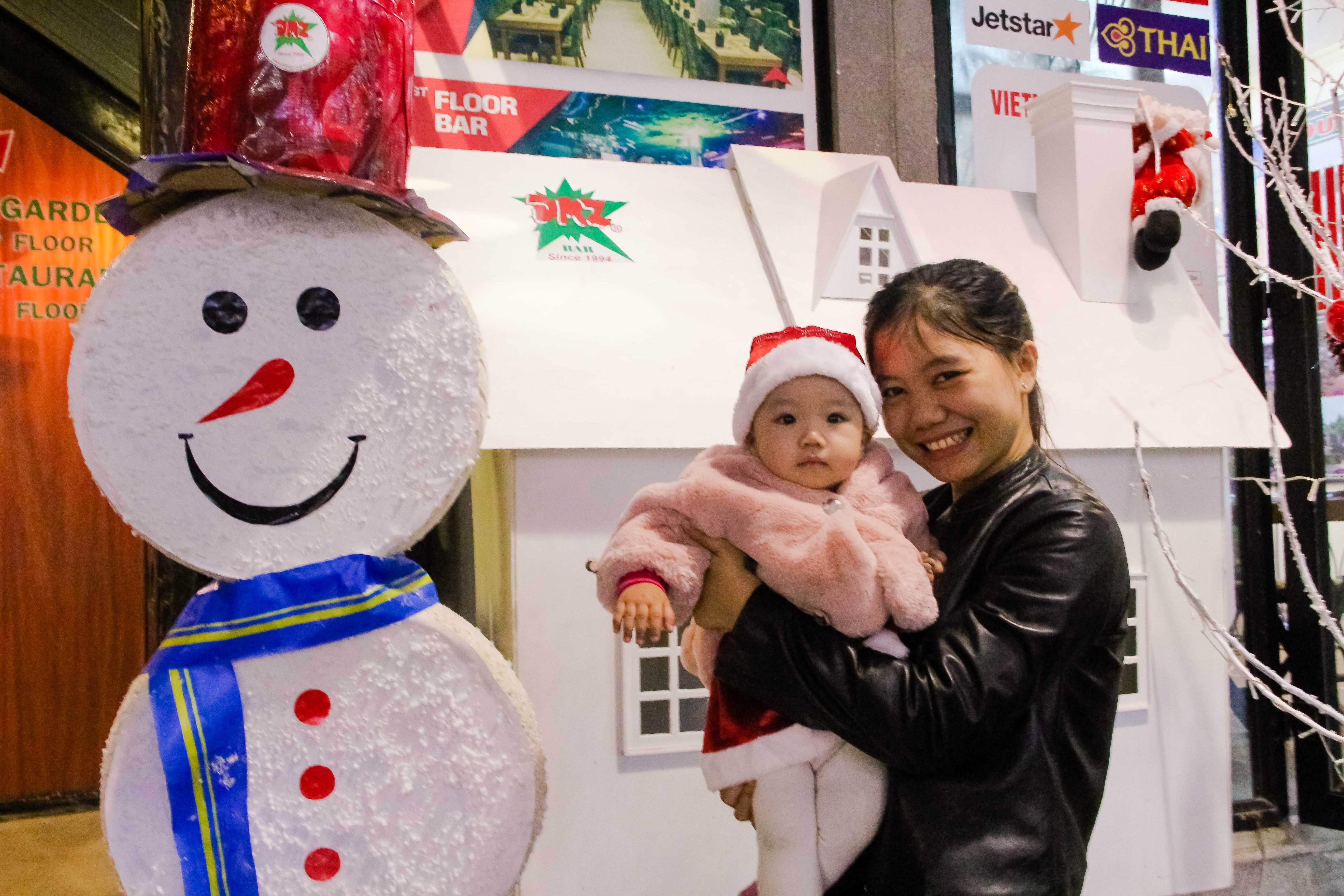 
Em bé đáng yêu được bố mẹ diện đồ đón Giáng sinh năm nay
