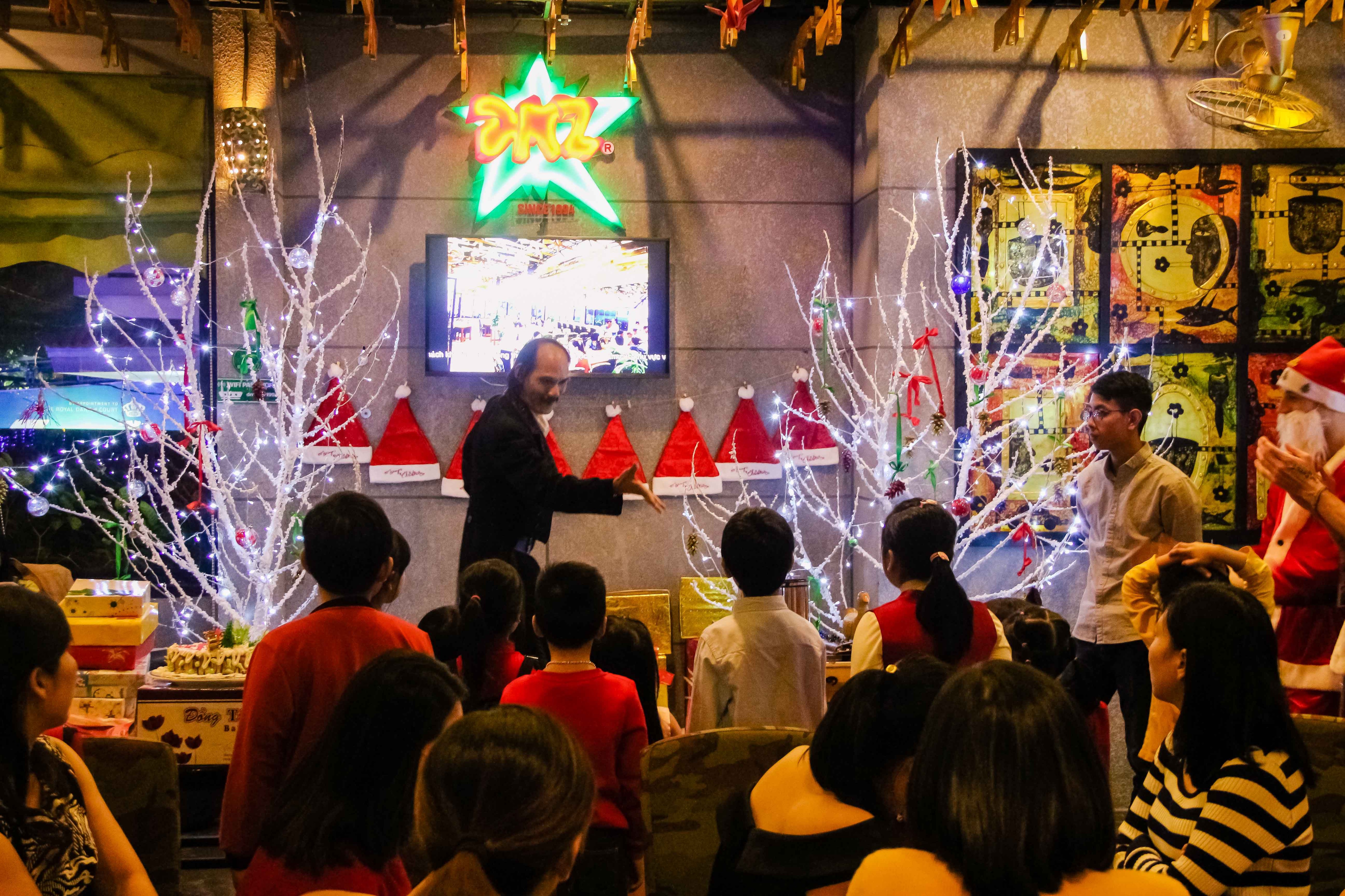 Một chương trình biểu diễn ảo thuật thu hút nhiều em nhỏ tại bar DMZ ở phố Tây