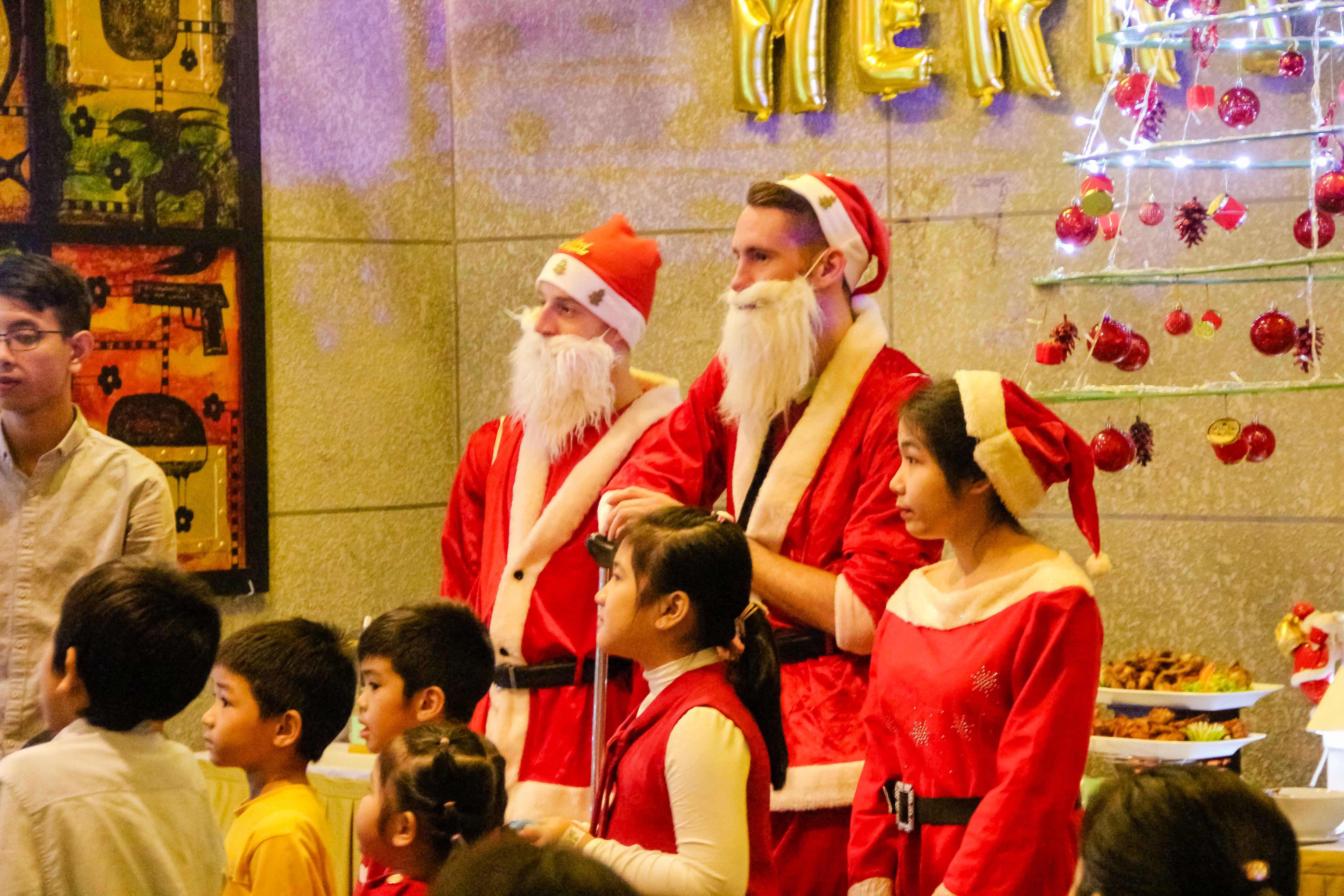 Nhiều người nước ngoài hóa trang thành ông già Noel