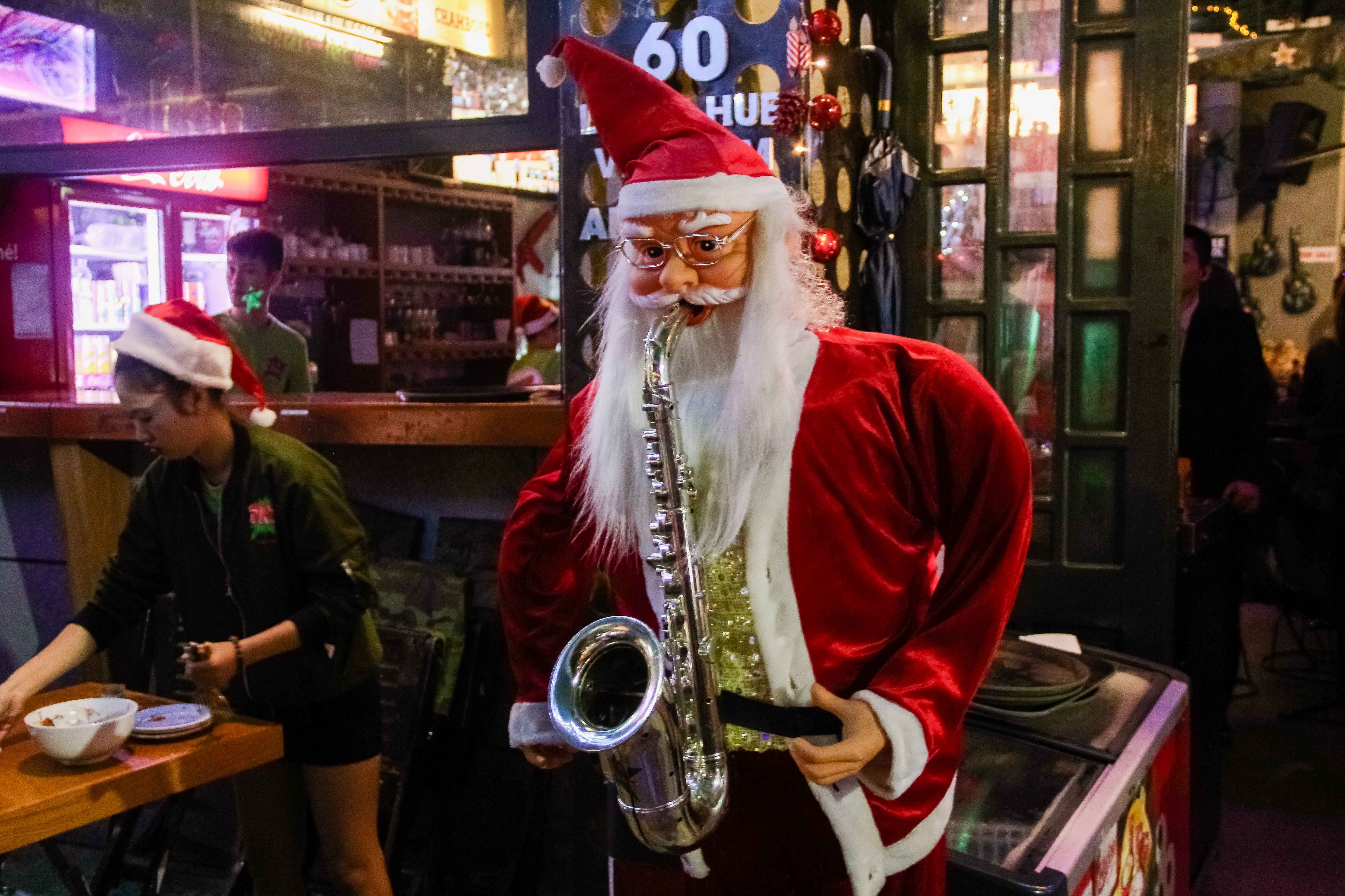 Không khí giáng sinh rộn ràng trên phố Huế - 8