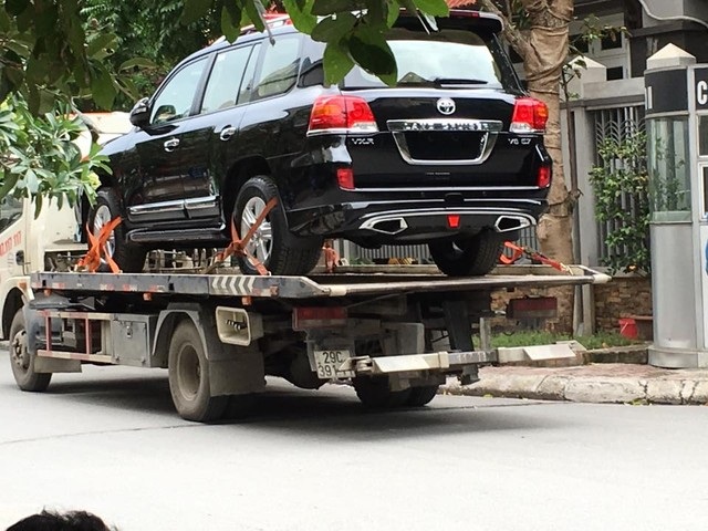 Bộ Tài chính thanh tra thuế nhập ô tô vì xe biếu tặng tăng bất thường - 1 Xe sang diện quà biếu, tặng tăng mạnh; trị giá xe khai báo và áp dụng tính thuế tại nhiều cục Hải quan chênh nhau, do đó Bộ Tài Chính đã vào cuộc, thanh tra các đơn vị của Tổng cục Hải quan và các đơn vị, cá nhân liên quan.