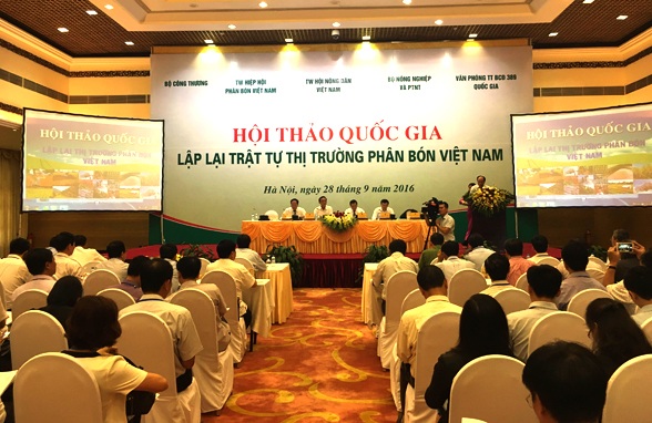 Phân bón giả: Mắt thường nhìn cũng thấy sao xử lý khó thế? - 1 Thị trường phân bón Việt Nam bao giờ mới được lập lại trật tự? Đây là món nợ lớn của những người quản lý nông nghiệp đối với những người nông dân một nắng hai sương.