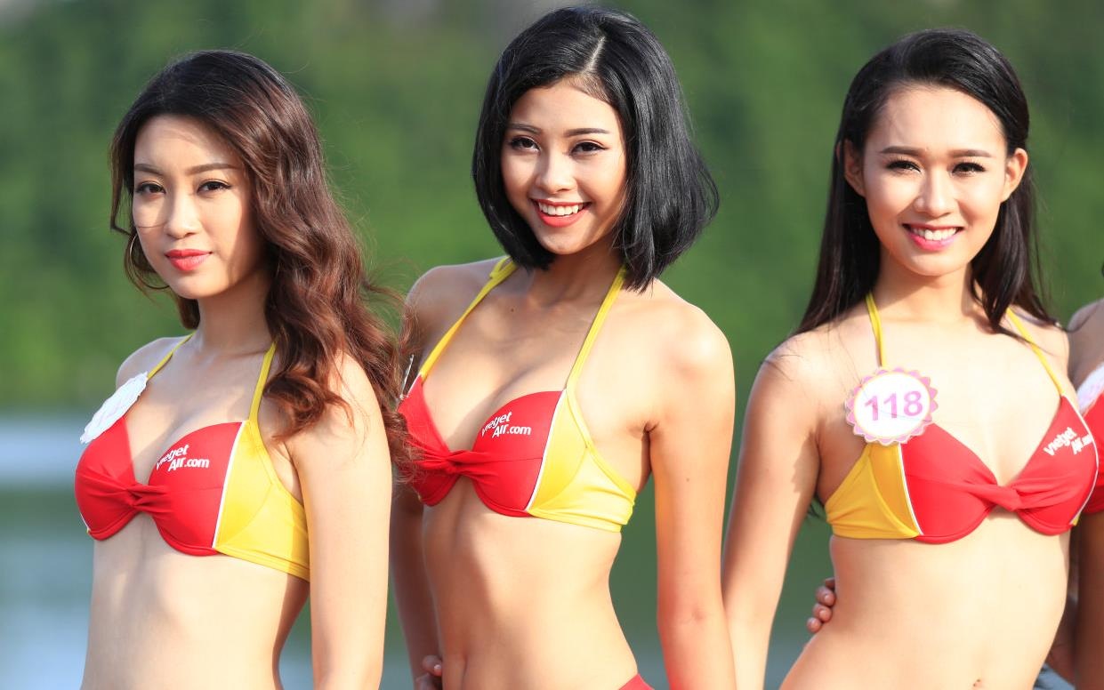 Bikini Vietjet "đốt nóng" trước đêm chung kết Hoa hậu Việt Nam.
