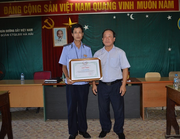 Khen thưởng công nhân gác chắn cứu gần 200 người thoát tai nạn thảm khốc - 1
Anh Trần Hoàng Tùng được Tổng Công ty Đường sắt Việt Nam tặng bằng khen và thưởng 2 triệu đồng chiều 27/9