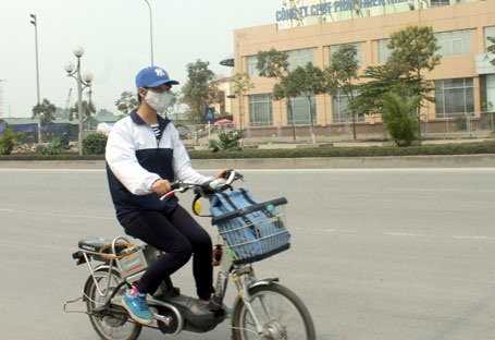 "Có vẻ như đi xe đạp ở Việt Nam dễ bị... ghẻ lạnh" - 2
Học sinh hiện nay cũng thường chuyển sang đi xe đạp điện (ảnh minh họa: Quang Phong)