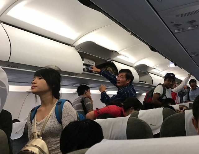 Hành khách trên chuyến bay VN1344 đã bất đắc dĩ phải bay đi bay lại 3 lần từ TPHCM đến Khánh Hòa (ảnh: Công Quang)