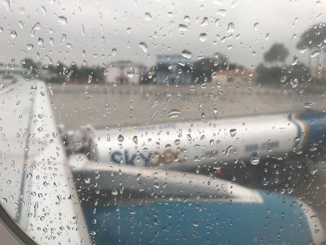 Thời tiết mưa mù và gió giật mạnh tại sân bay Cam Ranh hôm 13/12 khiến chuyến bay VN1344 gặp nhiều trở ngại (ảnh: Công Quang)