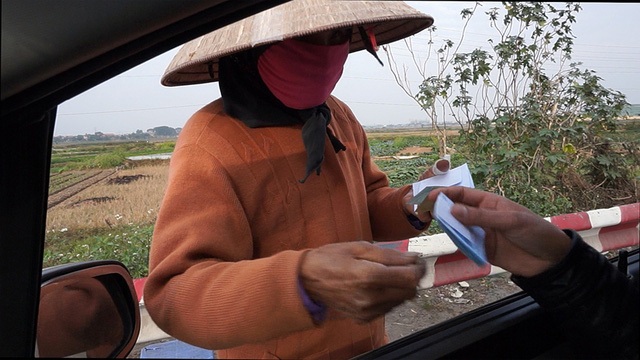 Việc mua bán cuống vé đường bộ trên Quốc lộ 5 diễn ra công khai (ảnh: ND-MT)