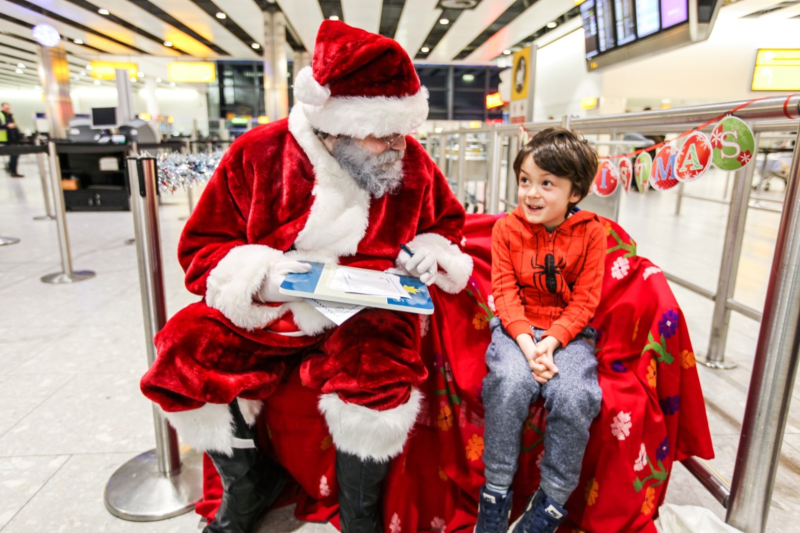 Độc đáo những hình ảnh “Chuyến bay Noel” - 3 Độc đáo những hình ảnh “Chuyến bay Noel” - 3