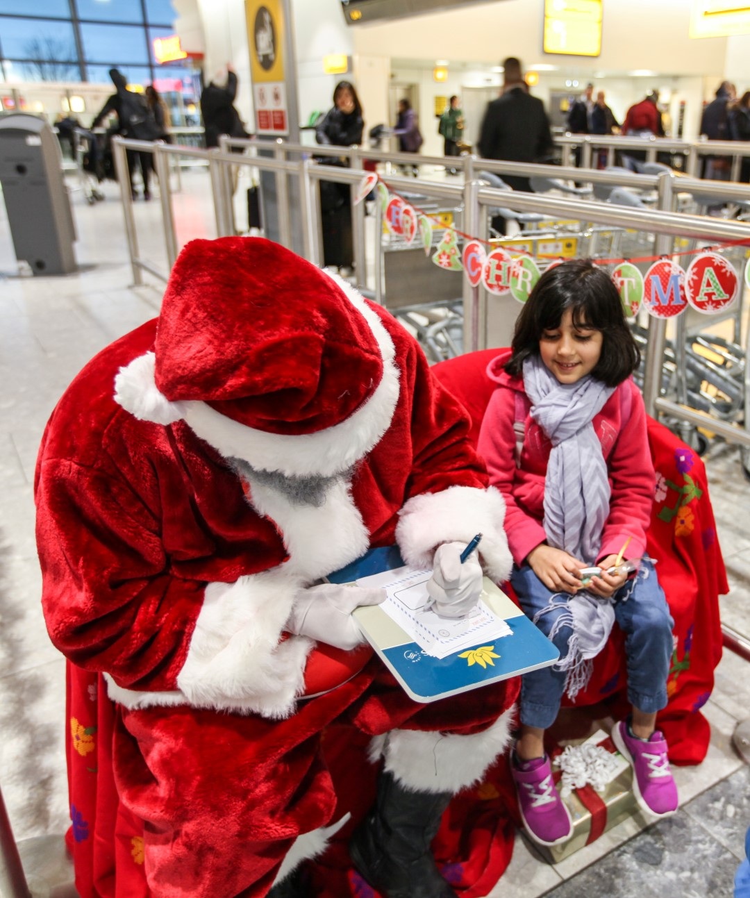 Độc đáo những hình ảnh “Chuyến bay Noel” - 4 Hành khách nhí chia sẻ điều ước với ông già Noel Vietnam Airlines tại sân bay London Heathrow.