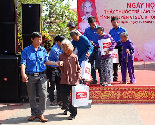 Cụ bà 85 tuổi được tặng vé máy bay đi chữa khối u "ngự" trên mặt 8 thập kỷ - 3 Cụ bà 85 tuổi được tặng vé máy bay đi chữa khối u "ngự" trên mặt 8 thập kỷ - 3