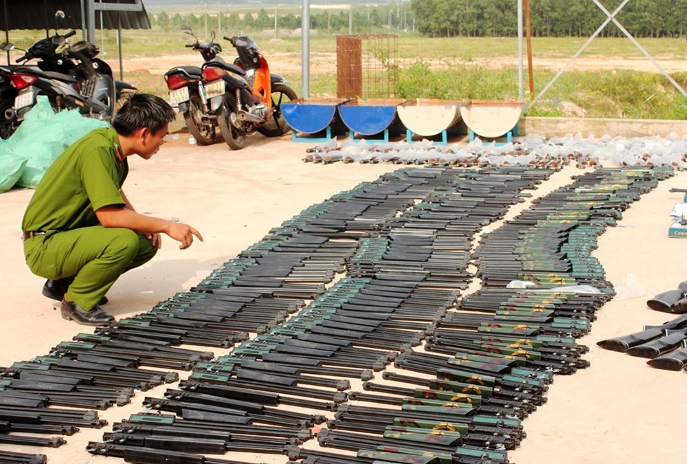Phát hiện xe tải chở hơn 500 khẩu súng và ống giảm thanh - 1
Số súng và ống giảm thanh bị lực lượng công an thu giữ