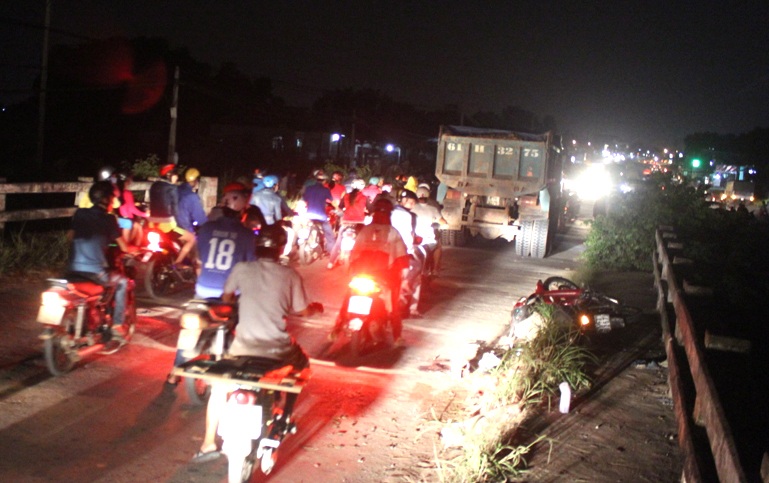 Vụ tai nạn xảy ra trên cầu nên giao thông qua khu vực này gặp nhiều khó khăn