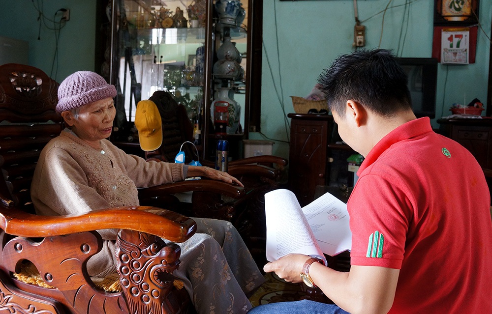 
PV Dân trí làm việc với cụ Lích trong một không khí âu lo khi UBND huyện Đức Trọng kiên quyết kết luận bắt cụ đóng hàng tỷ đồng tiền thuế.
